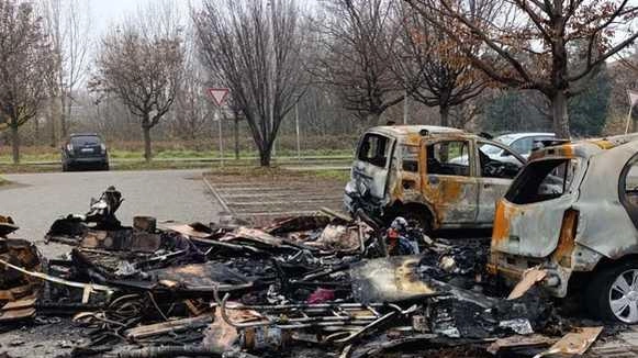 La scena di degrado in piazzale Europa, con i detriti che a distanza di 20 giorni dall’incendio ancora occupano l’area di passaggio