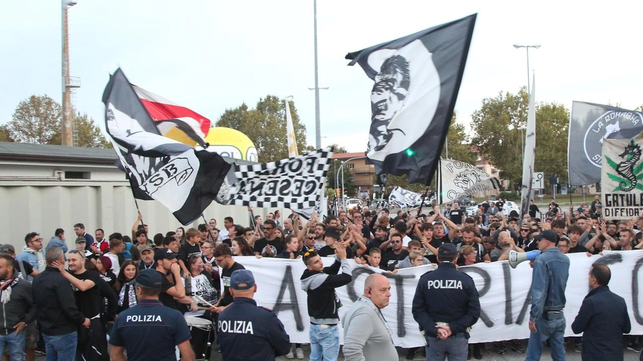 Il Cesena fa il suo debutto in Serie Bkt con la presenza dell'intera proprietà al Manuzzi. Messaggio di orgoglio e unità per affrontare la nuova avventura. I tifosi si raduneranno in corteo per sostenere la squadra.