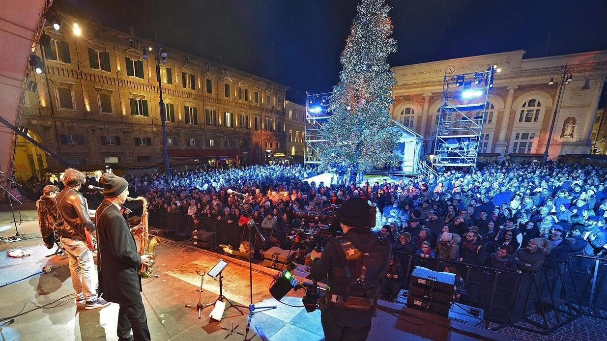 Pesaro: tributo alla Carrà in piazza, musica anni ’60-90 e dj set alla Biosfera. Fano: al Politeama il San Costanzo Show, poi si balla al Pincio. Gabicce: Baia Imperiale, in pista fino all’alba con 5 generi musicali.