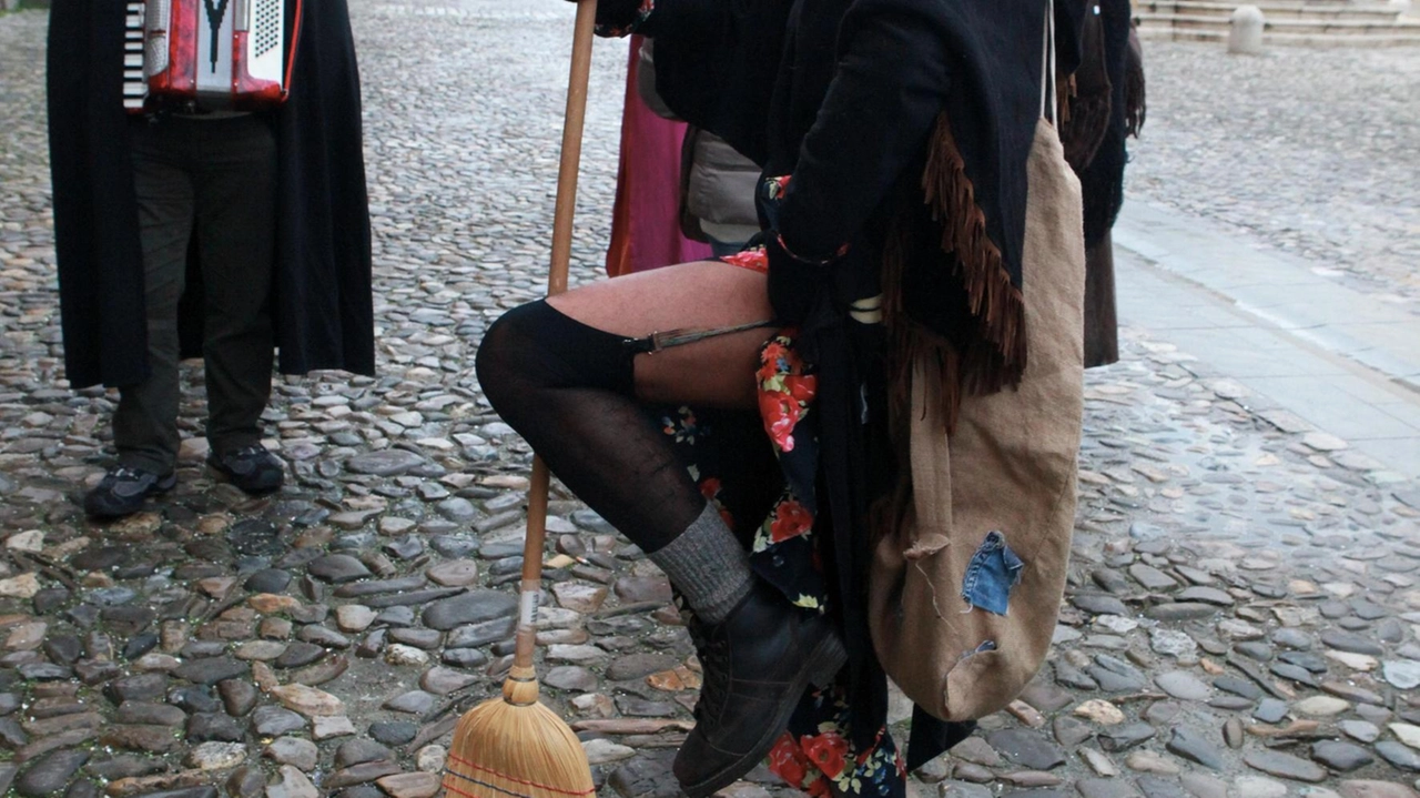 Befana e pasquaroli protagonisti fino a lunedì (foto Luca Ravaglia)