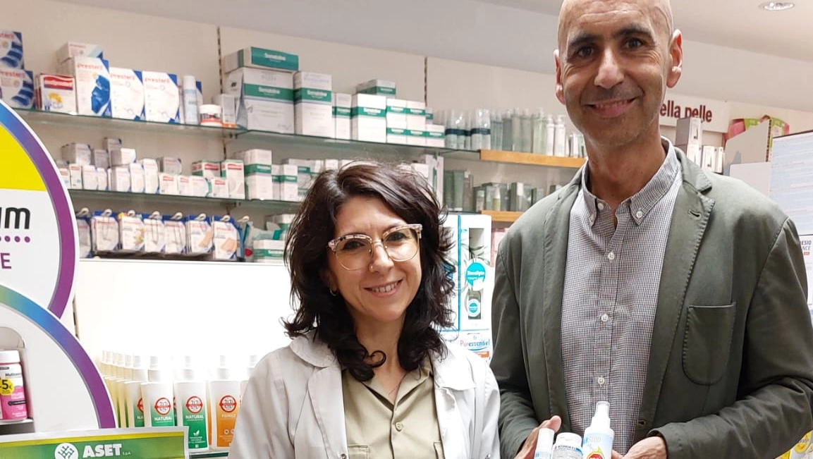 il presidente Mattioli e la direttrice della farmacia di Fanocenter, Michela Diotallevi