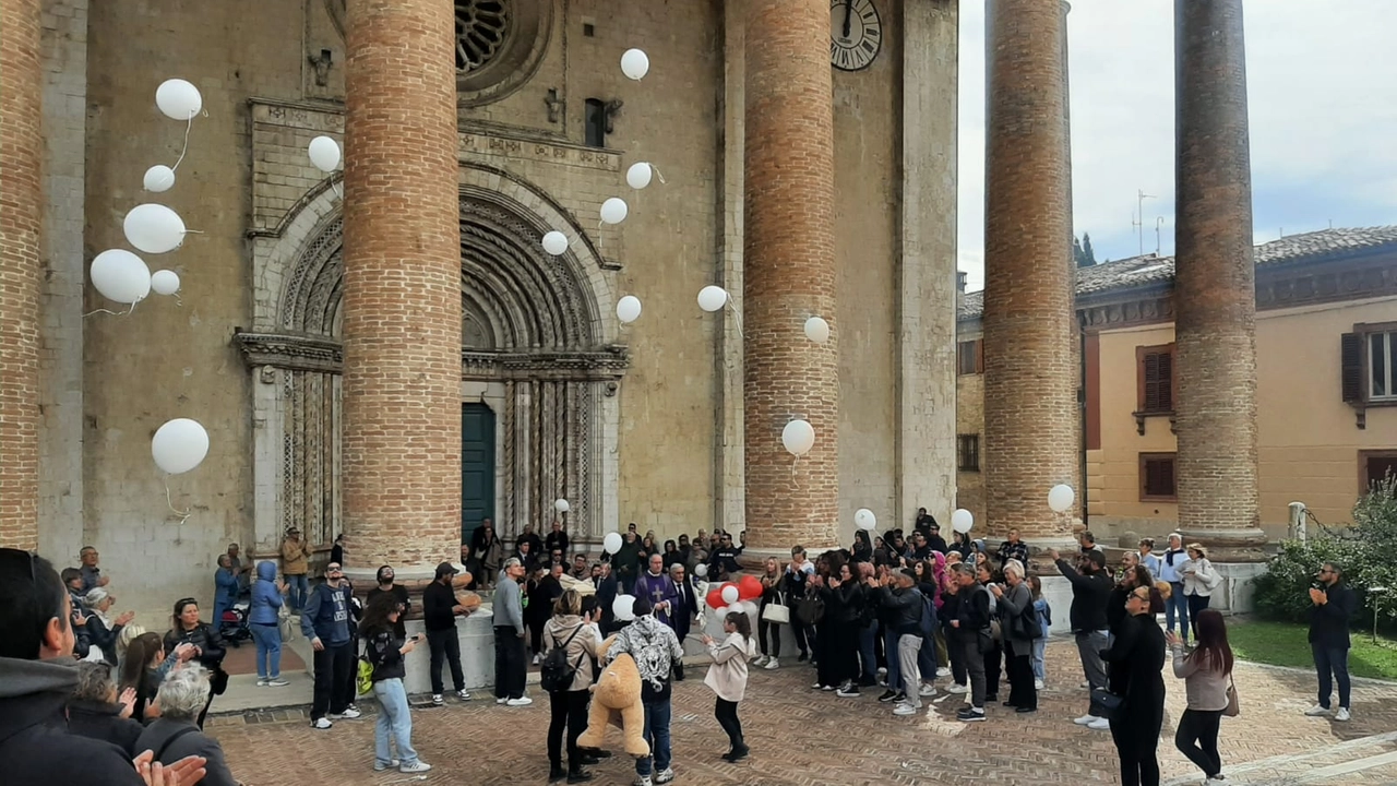 I palloncini in volo al funerale