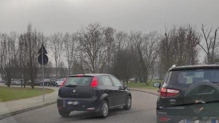 Alto rischio di incidenti in via Ilaria Alpi, nell’orario d’uscita dalle superiori. La richiesta dei cittadini: "Colonne d’auto pericolosissime, servono controlli". . .