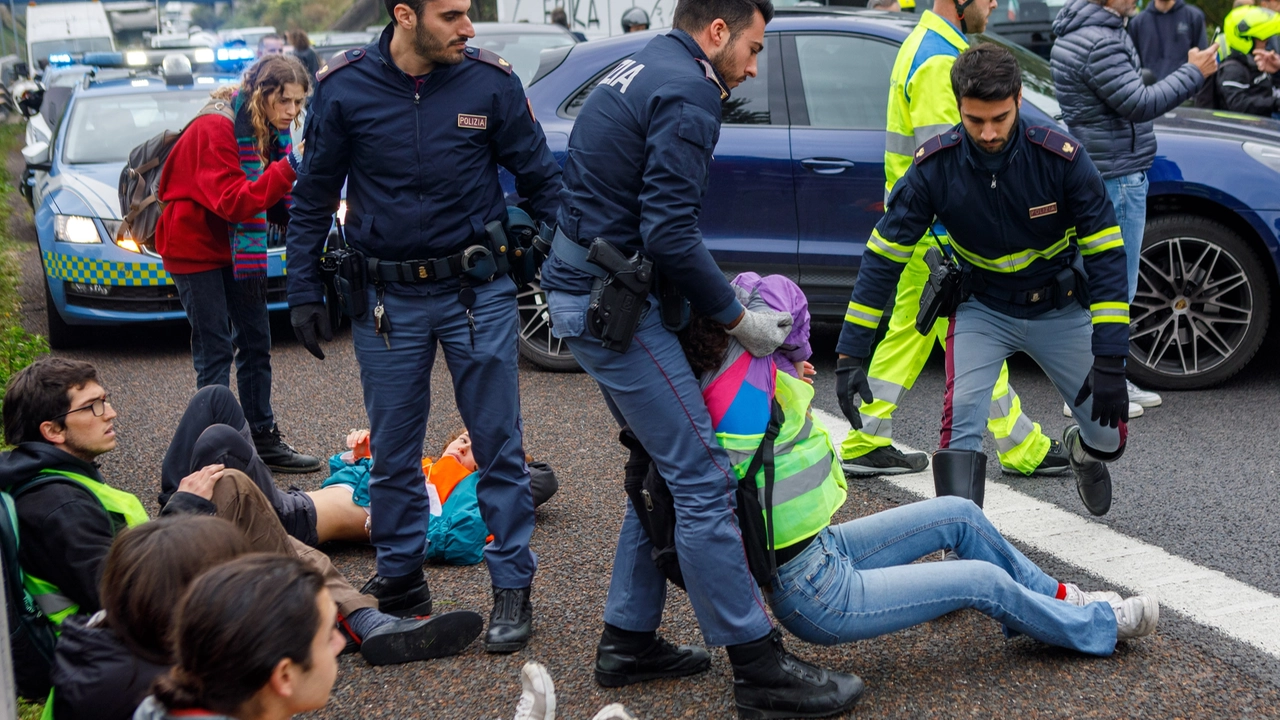 Gli attivisti di Ultima Generazione bloccarono la tangenziale di Bologna (foto Schicchi)