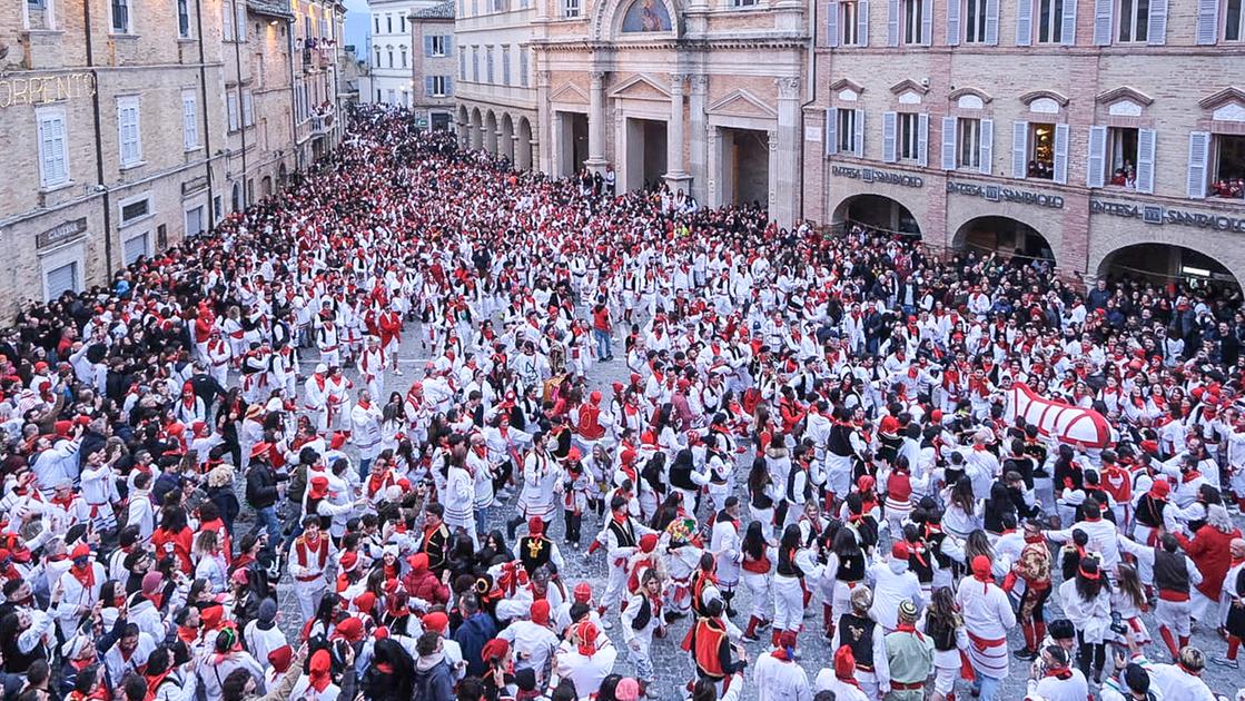 Bove Finto: esplode la festa a Offida tra urla, corse e divertimento