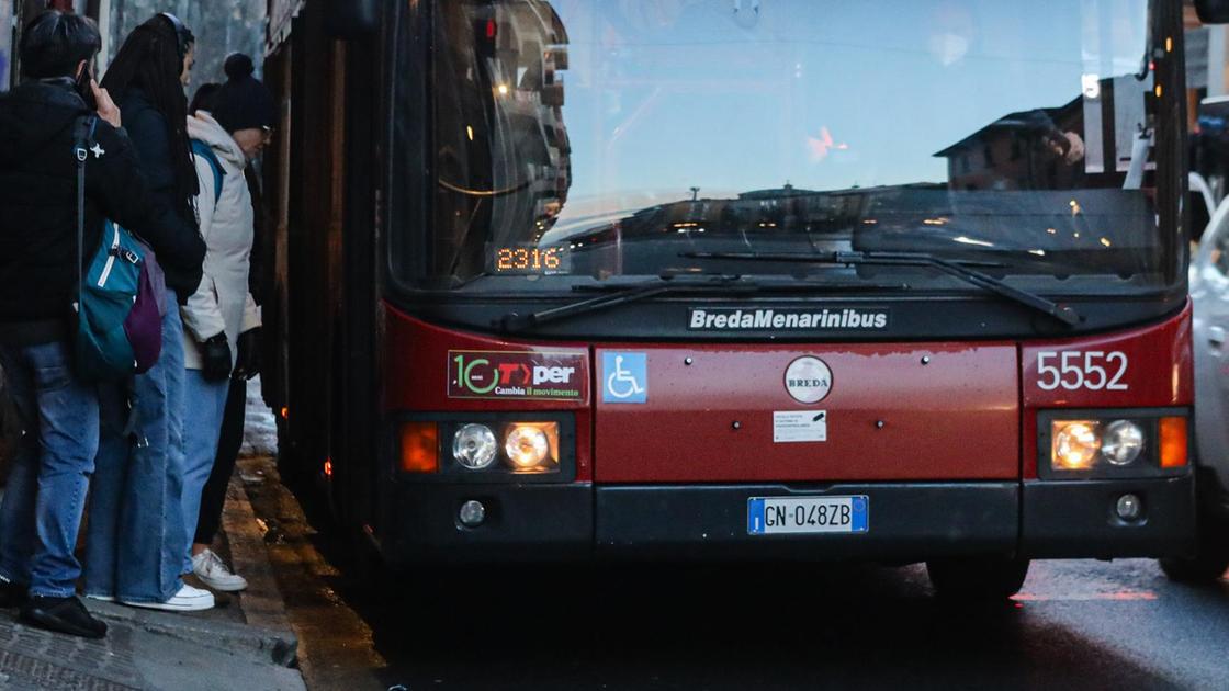 Nuovi filobus e mezzi elettrici. Pali e ganci in centinaia di palazzi