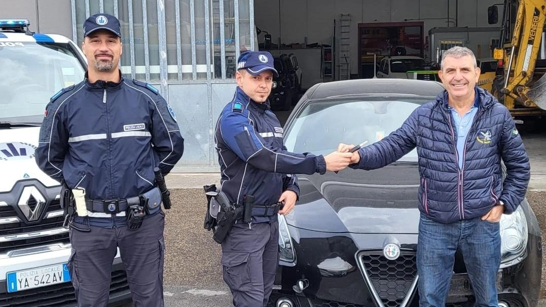 L’Alfa Romeo Giulietta restituita dalla Polizia locale di Riccione al proprietario: era stata rubata a Loreto, nelle Marche