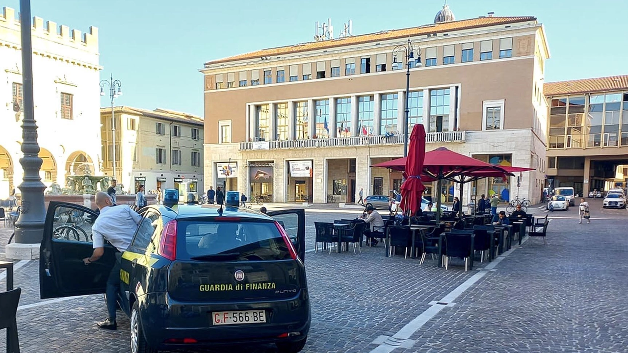 Un’auto di servizio della Guardia di Finanza, parcheggiata tra la Questura e il Comune, giovedì scorso. Fiamme Gialle e Mobile sono i due corpi che indagano