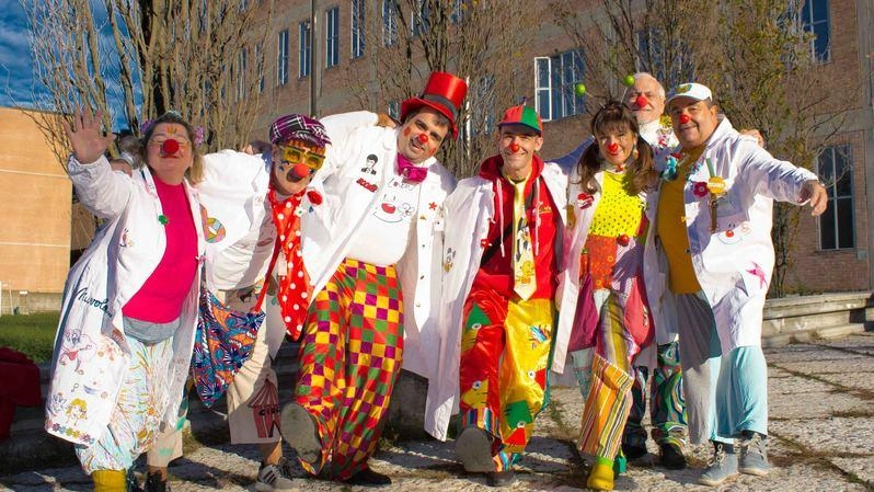 Marisa Lanzi assieme ai suoi amici volontari dell’associazione I Clown dell’Ospedale