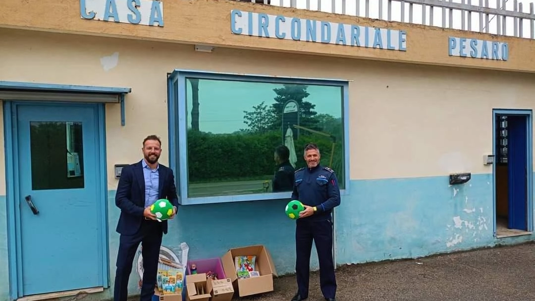 Volontari di ‘Bracciaperte’ fuori dal carcere di Pesaro