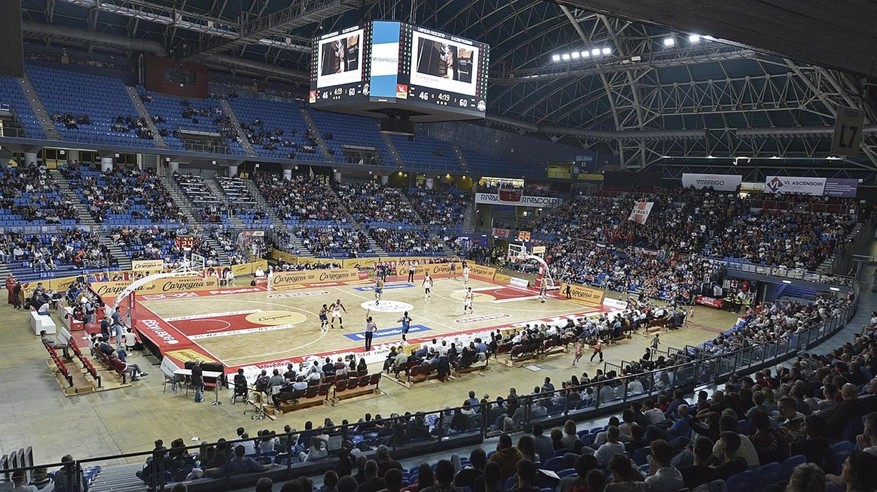 Dopo la retrocessione, i tifosi di basket a Pesaro delusi dall'atteggiamento della squadra in campo, chiedono una reazione e un cambio di mentalità. La delusione è palpabile nonostante il sostegno costante dei 4.000 spettatori sugli spalti.