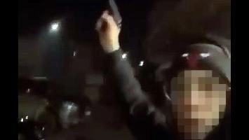 Il frame del video pubblicato dal giovane mentre spara sui social: dovrà rispondere di detenzione abusiva di armi ed esplosioni pericolose