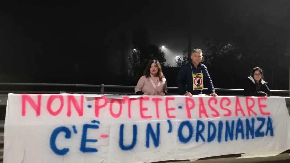 Giornata di protesta a Finale Emilia contro il transito illegale di rifiuti. Flash mob e udienza al Tribunale: l'Osservatorio civico denuncia e chiede rispetto delle ordinanze.