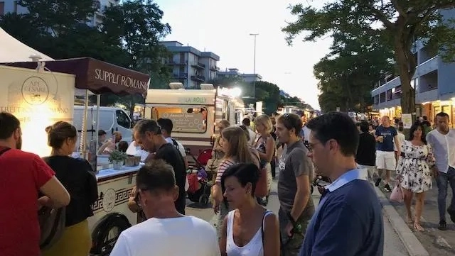 Alcune persone durante un mercatino estivo a Lido Adriano (Ravenna)