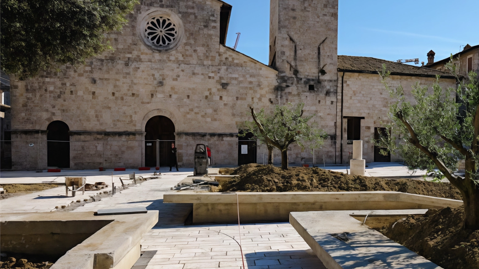 Piazza San Tommaso al rush finale. Tutto pronto entro dicembre:: "Travertino, pietra lavica e verde"