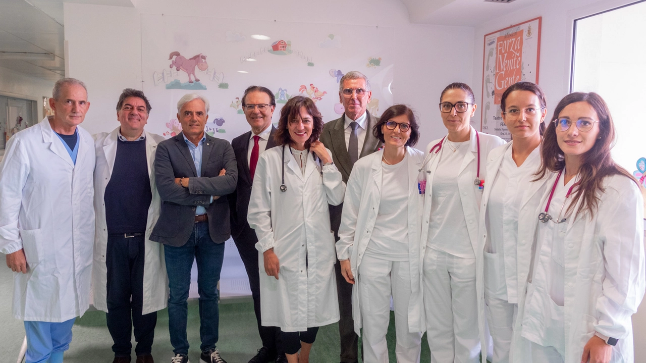 Il direttore dell’area territoriale di Fermo Roberto Grinta, il primario di ginecologia Scartozzi con medici e collaboratori accolgono la dottoressa Veronica Albano (in basso) che dirigerà il reparto di Pediatria dell’ospedale Murri (Foto Zeppilli)