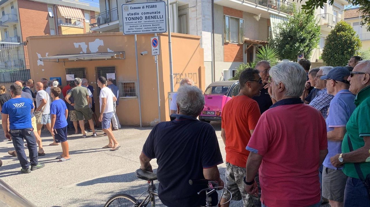 Tifosi in fila pert gli abbonamenti