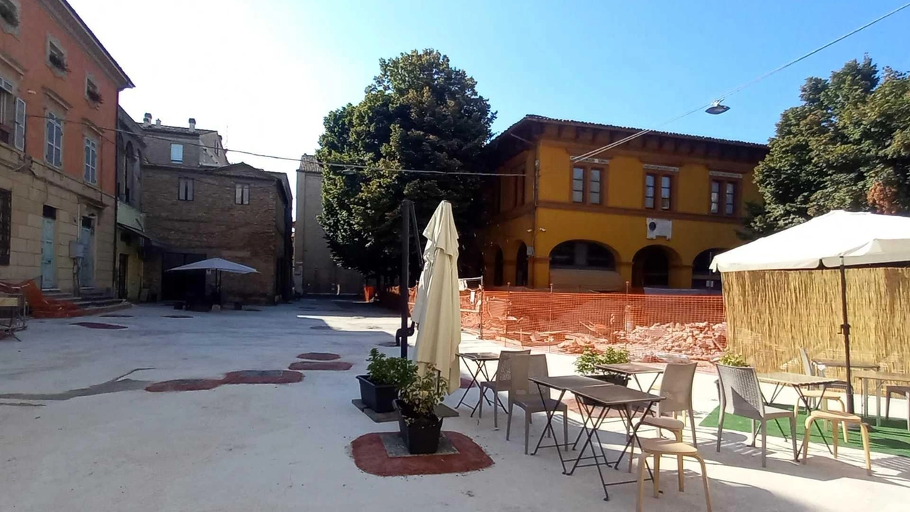 La parte di piazza Costa in cui i lavori sono finiti e i resti archeologici sono stati ricoperti col cemento. Ora i cittadini chiedono di procedere con più calma