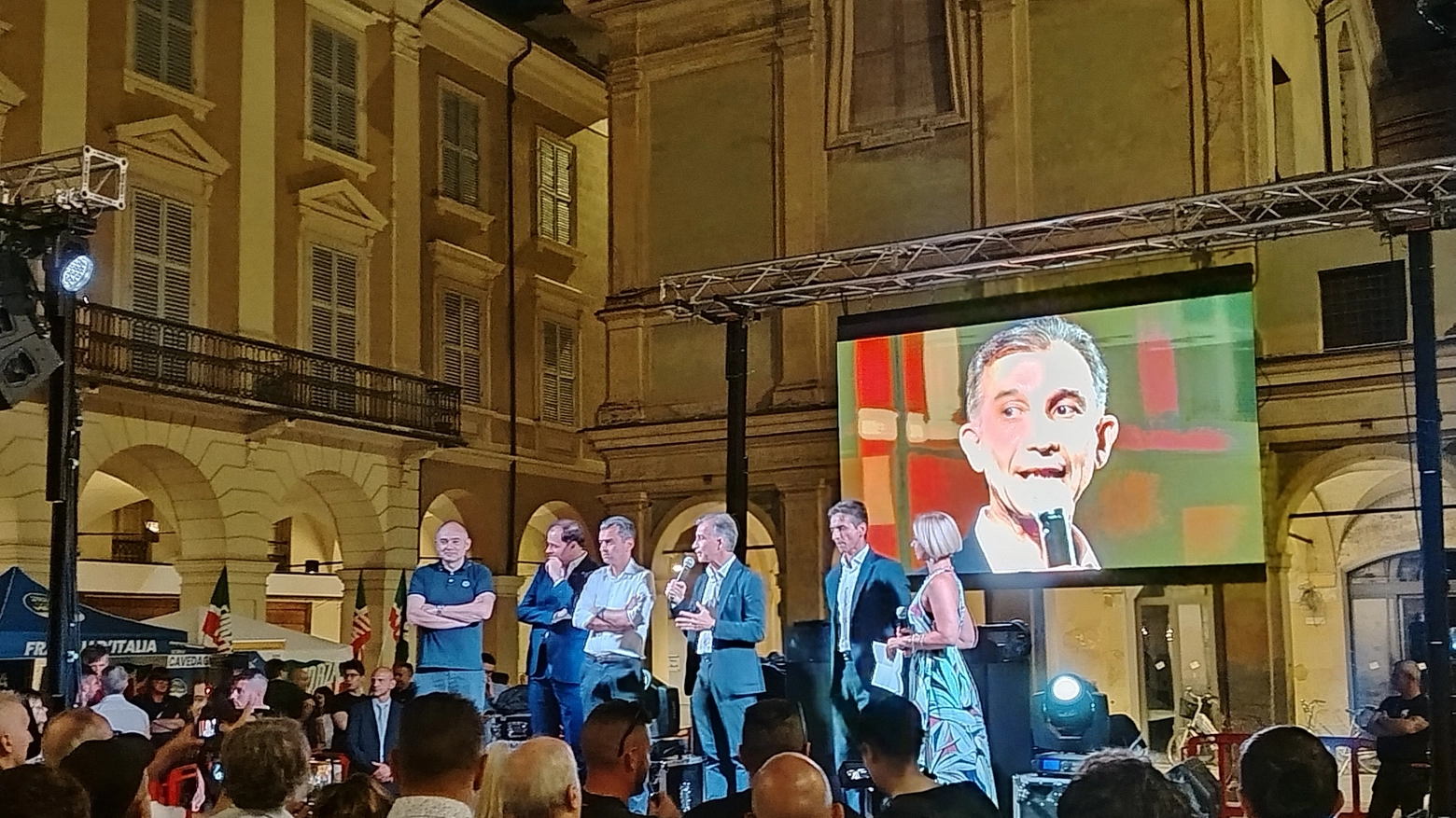 Il candidato Tarquini sul palco in piazza San Prospero