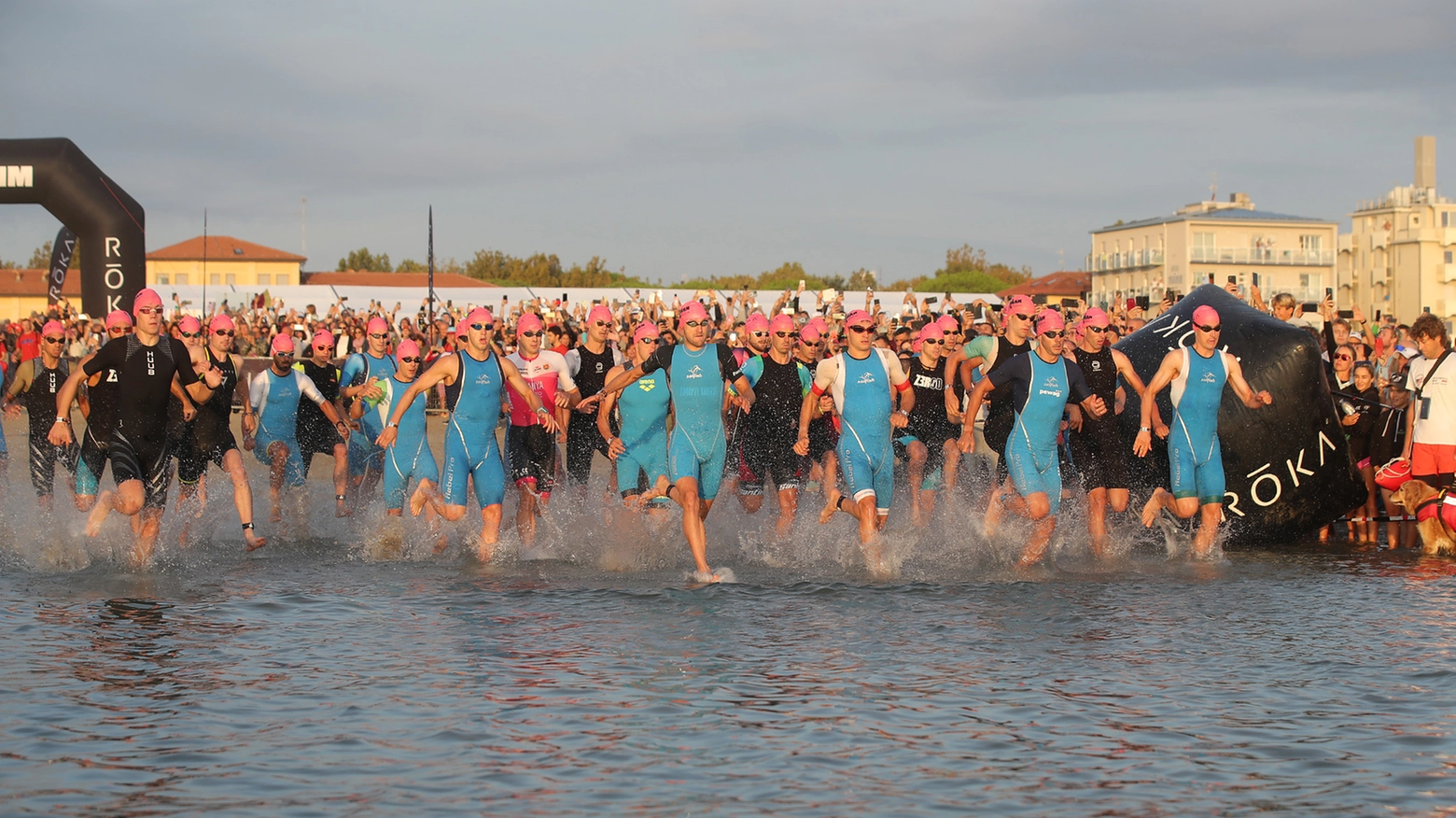 Gli atleti durante la gara di nuoto dell'Ironman 2023 a Cervia