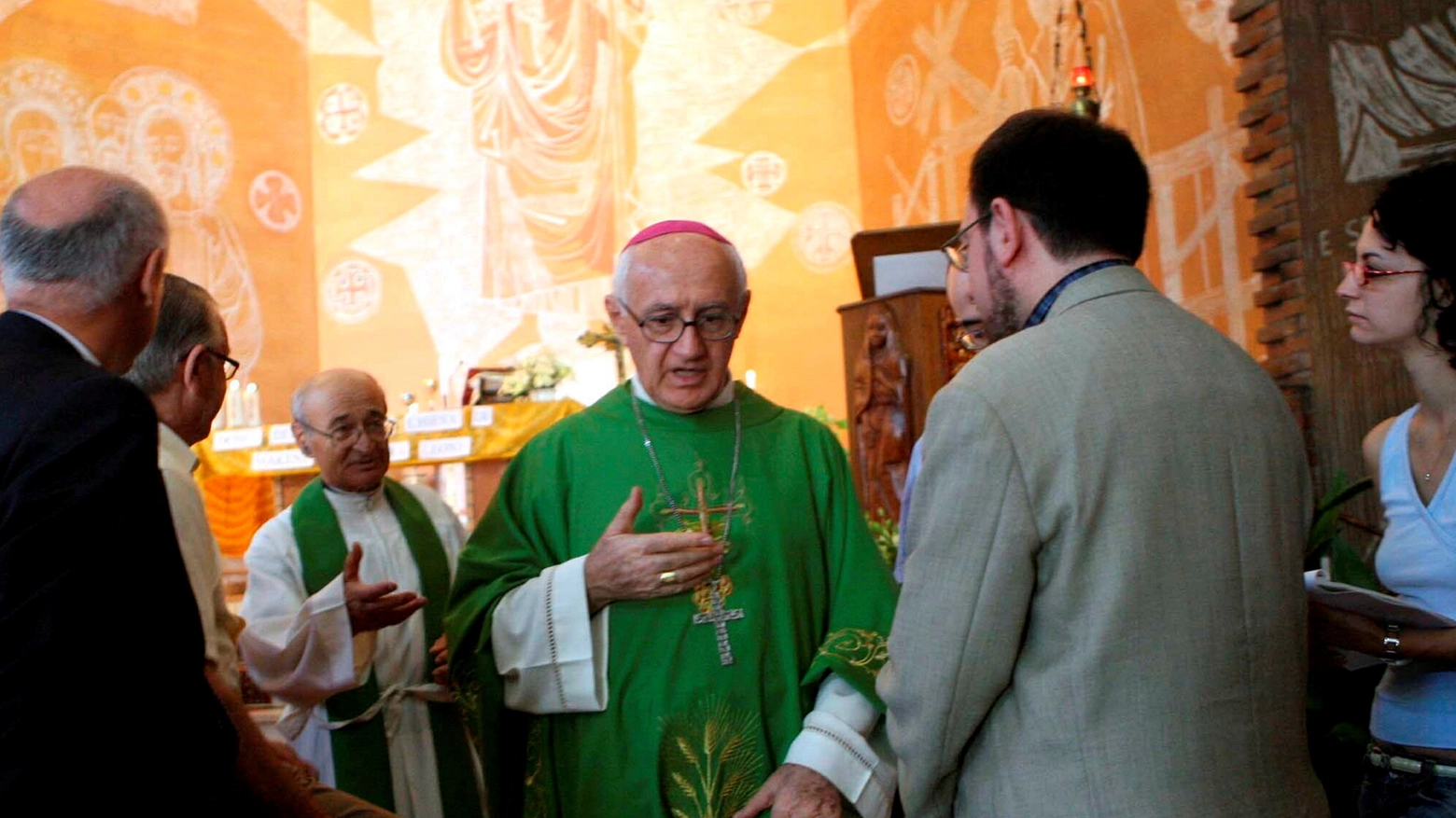 Monsignor Biguzzi durante un incontro in parrocchia a Villachiaviche nel 2005