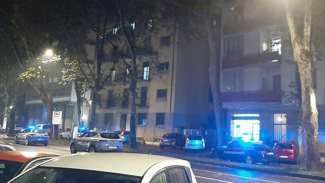 Zona stazione, scoppia lite in casa. Accoltellato un uomo, è grave: "Si sentivano urla spaventose"