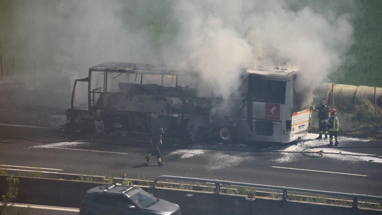 La carcassa dell'autobus bruciato in autostrada