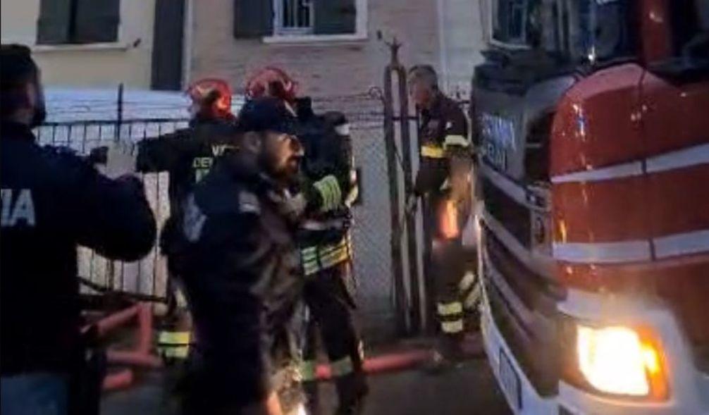 Incendio a Bologna: palazzo evacuato, sospetto del dolo