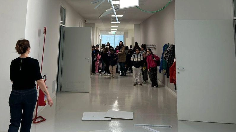 Nella nuova scuola cadono i pannelli: "Nessuno rischio, erano tutti in classe"