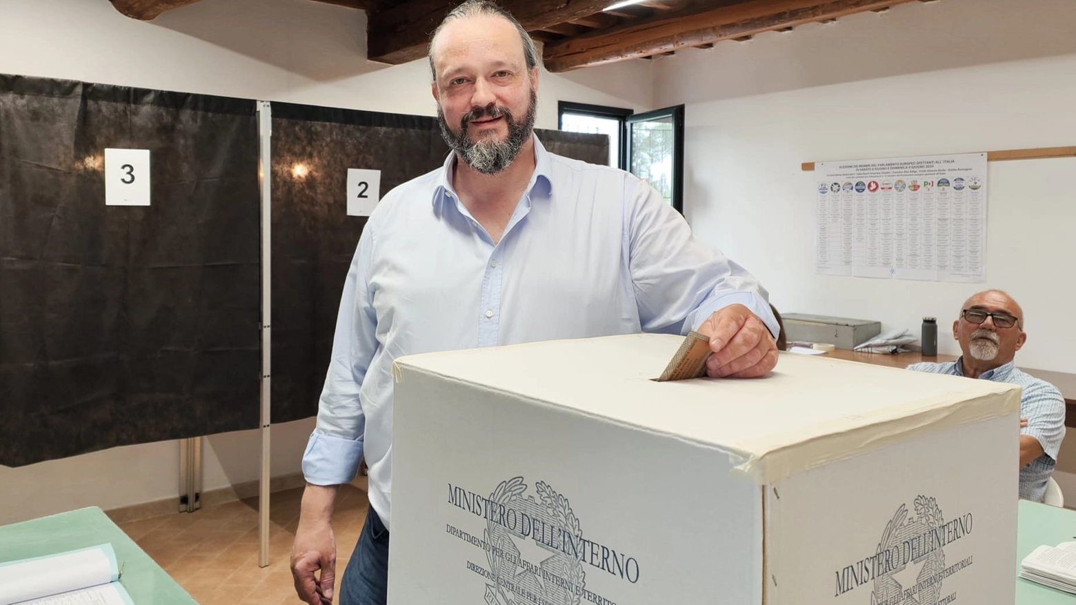 Alan Fabbri è il sindaco uscente di Ferrara, in corsa per il secondo mandato. È appoggiato dal centrodestra