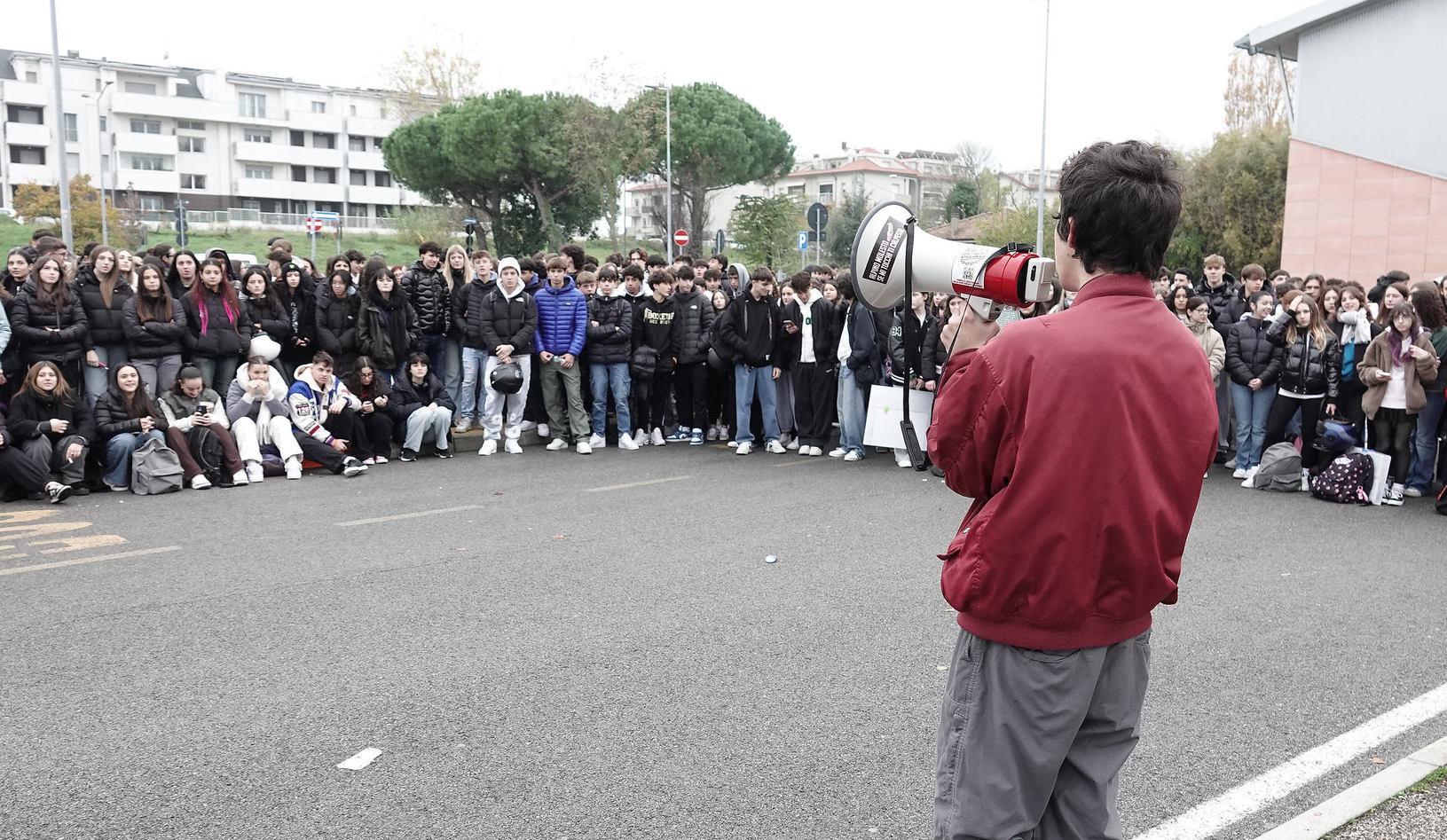 Alta tensione al liceo Serpieri di Rimini, arrivano i carabinieri dopo lo sciopero degli studenti