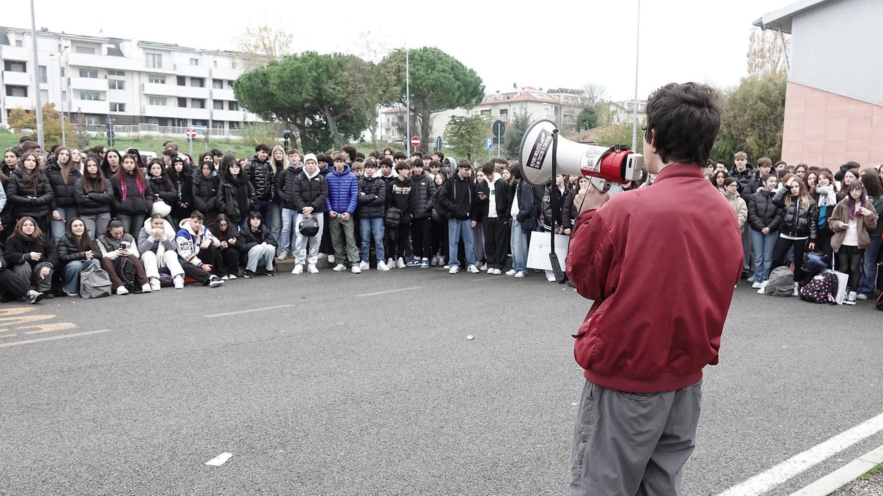 Centinaia di ragazzi hanno manifestato al liceo Serpieri di Rimini