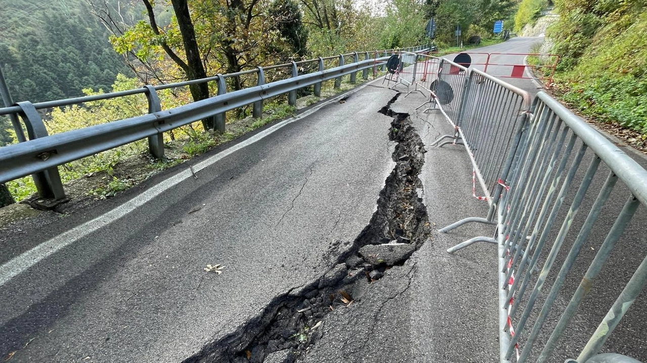 Il tratto di Sp 325 pesantemente danneggiato dalla frana