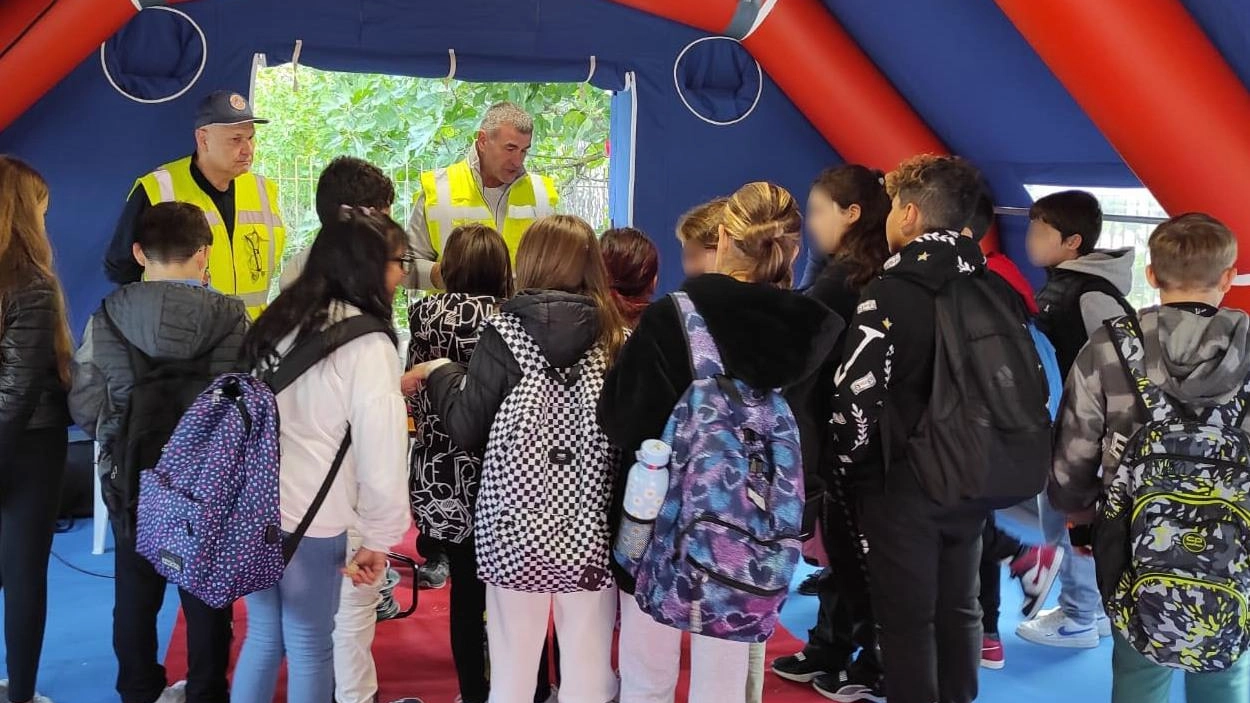 Il campo scuola 'Anch'io sono la protezione civile' coinvolge ragazzi delle elementari e medie con la collaborazione di volontari e istituzioni, promuovendo la sensibilizzazione e formazione in ambito di Protezione Civile.