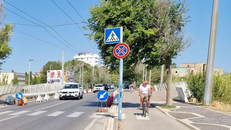 Il ponte del Marano a Riccione sarà chiuso ai mezzi oltre i 35 quintali per motivi di sicurezza. Il provvedimento durerà fino alla ricostruzione nel 2025, con deviazioni per autobus e nuove rotatorie.