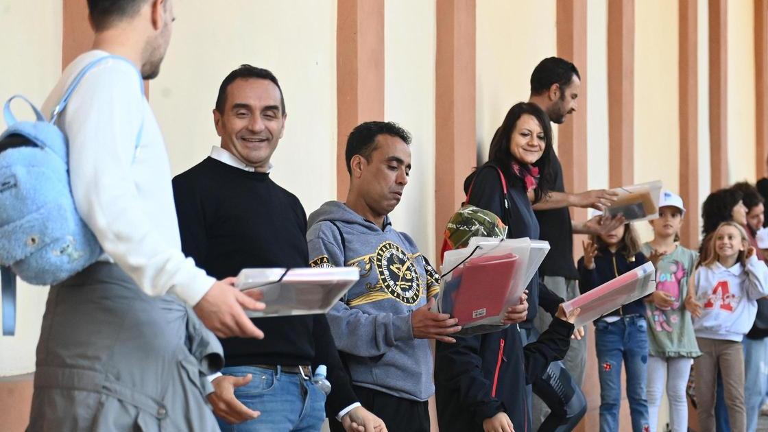 Passamano per San Luca. Anche le bandiere del mondo nell’antica catena umana