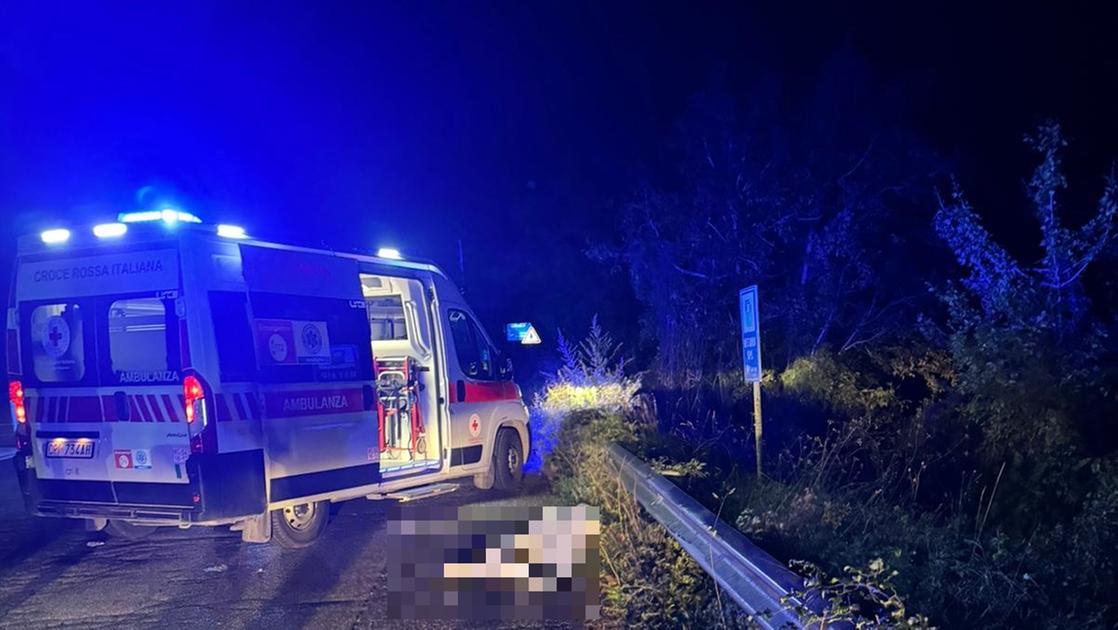 Travolti da un’auto mentre passeggiano, muore una donna