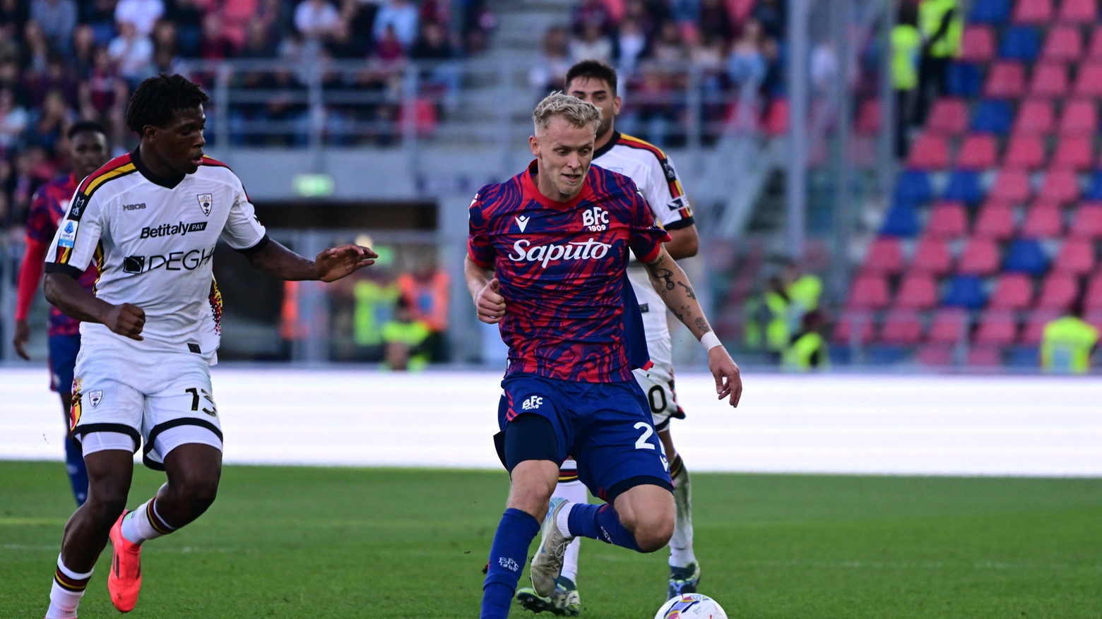 Secondo trionfo consecutiva per la squadra di Italiano, quasi 27mila tifosi rossoblù presenti allo stadio nella sfida contro il Lecce. In campo anche Ferguson, 6 mesi e oltre dopo il grave infortunio al ginocchio. Italiano: “Dedico al nostro bellissimo pubblico la vittoria”. Prossimo appuntamento la sfida Champions di martedì col Monaco