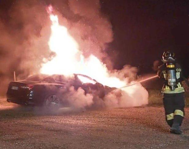 Boretto, in fiamme Maserati nel parcheggio