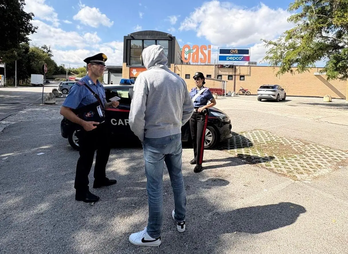 Jesi, furti di portafogli nei supermercati: preso un 30enne incastrato dai video