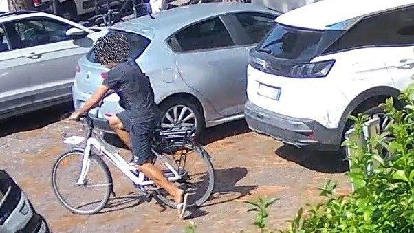 Ruba bici, contanti e tablet. Incastrato dalle telecamere