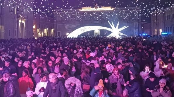 La spiaggia di velluto festeggia il 2025 in piazza Garibaldi con musica e spettacoli. La serata è iniziata alle 23,...