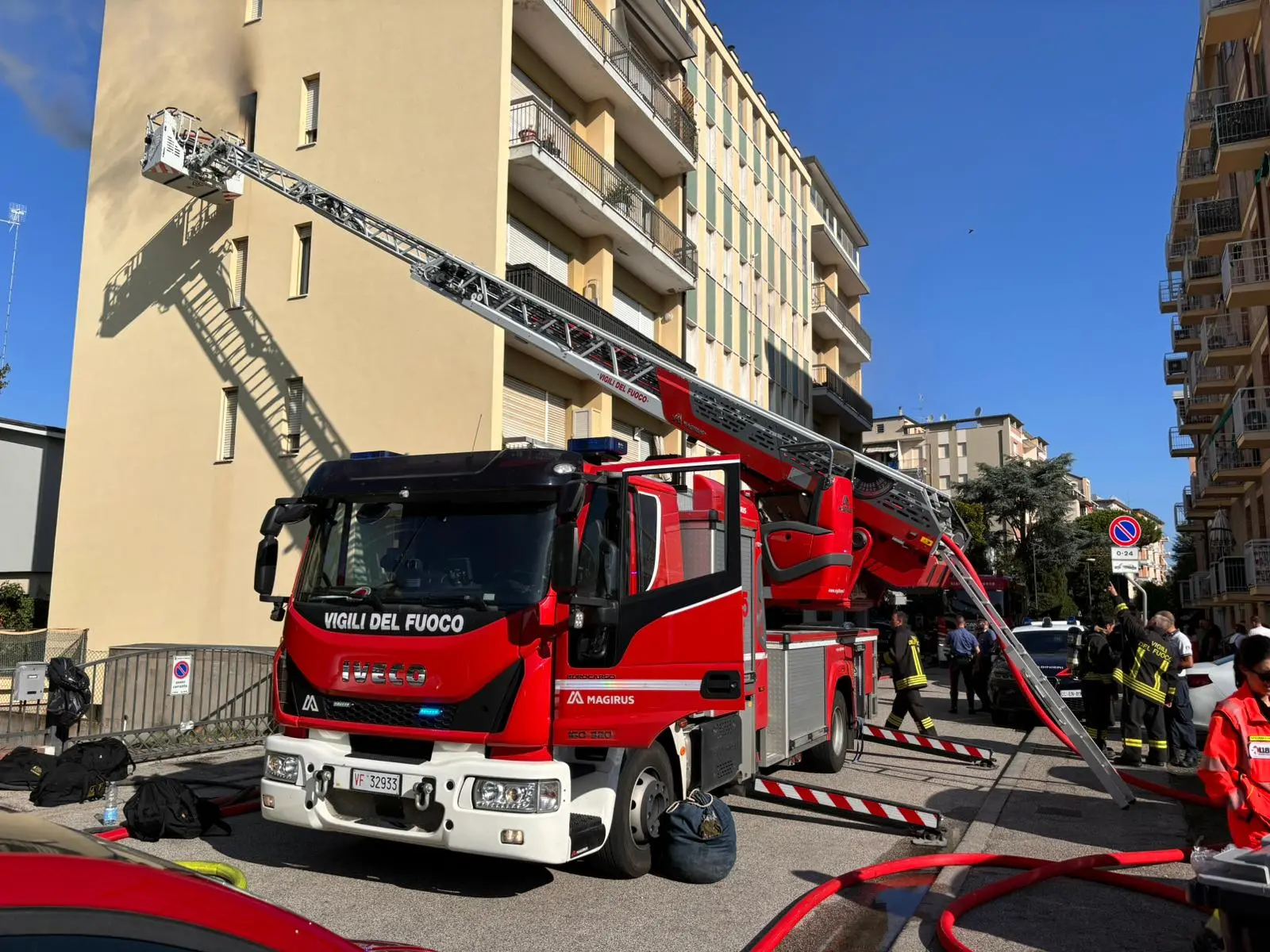 Incendio in casa a Ravenna, morto un uomo: il rogo partito dalla camera da letto