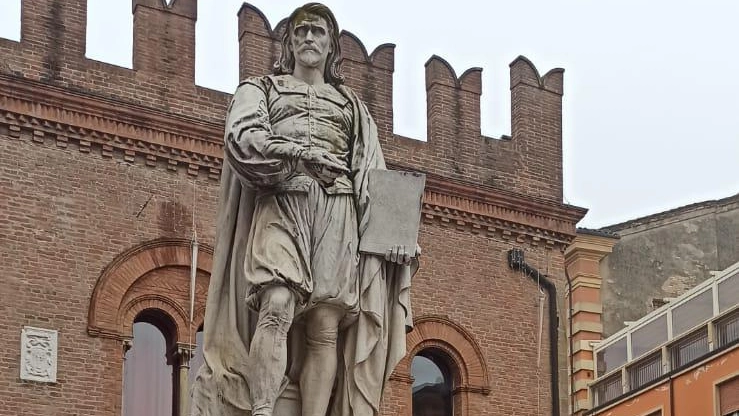 Il Guercino non trova pace  Vandalizzato il basamento della statua