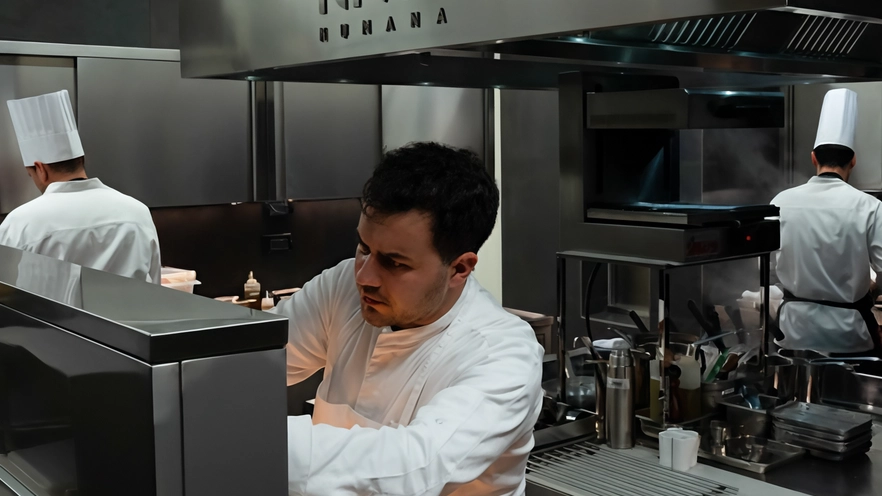 Il ristorante Riva a Numana entra nella Guida Michelin Italia per "Passion dessert" grazie allo chef Antonio Lerro. Anche confermata la stella per il ristorante "Da Andreina" a Loreto di Errico Recanati. Lerro premiato come chef emergente per la sua cucina innovativa e radicata nel territorio marchigiano.