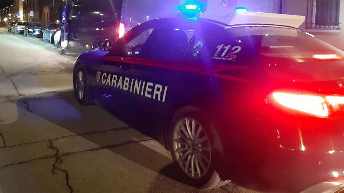 Fugge all’alt e minaccia i carabinieri