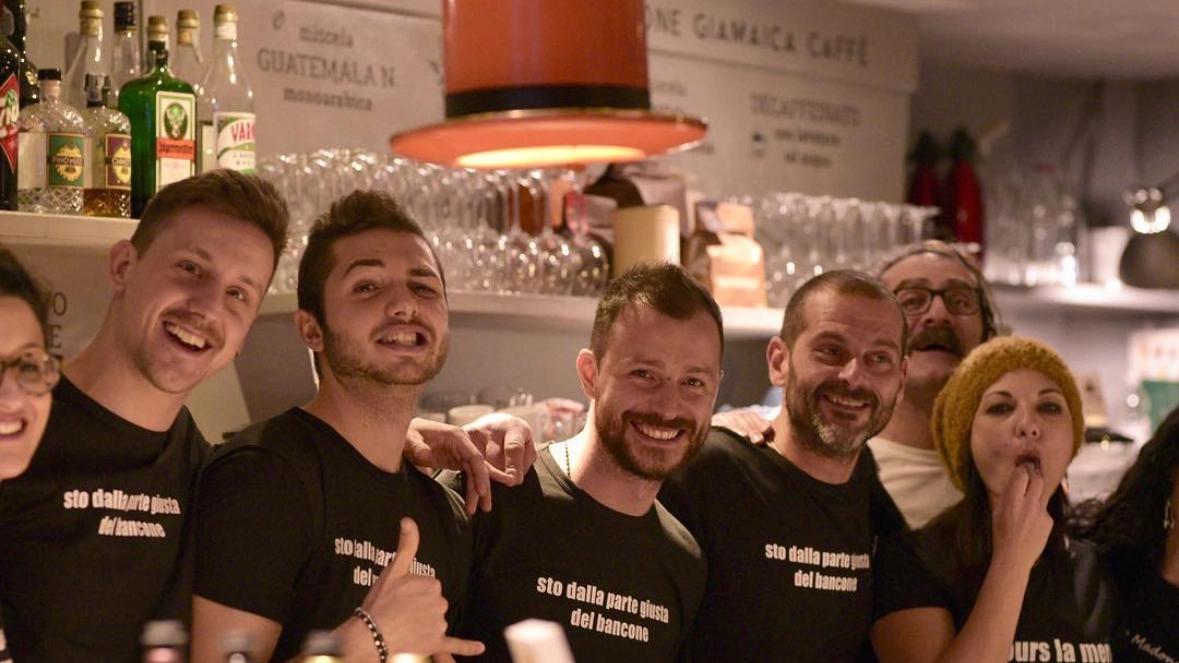 Il personale del Bar Roma Novellara, il locale del centro che ospita eventi e mostre fotografiche