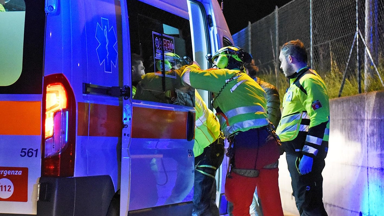 Perde il controllo della sua auto si ribalta in strada