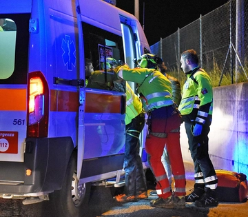 Perde il controllo della sua auto si ribalta in strada