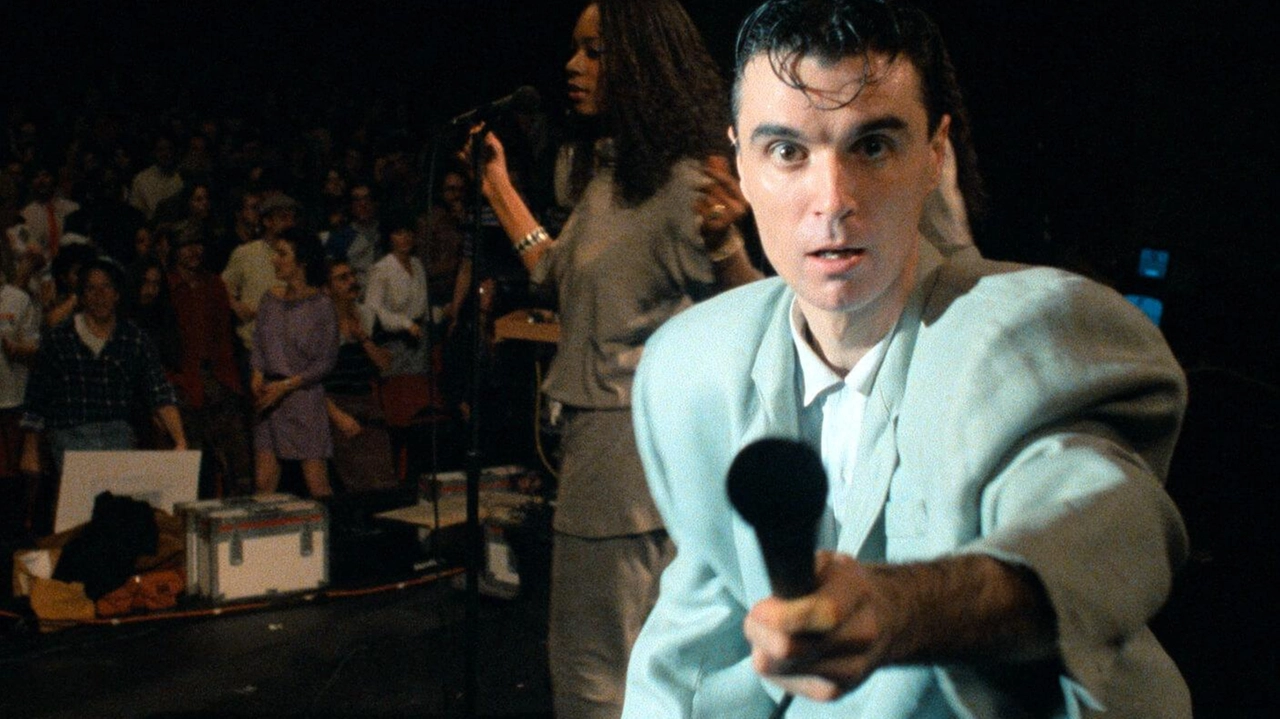 David Byrne, leader della band, in un momento del concerto ripreso nel fim con la regia di Jonatha Demme